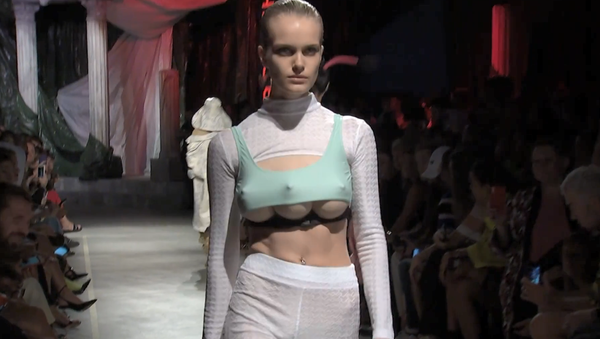 Nhà thiết kế đưa người mẫu có ba gò tuyết lê lên sàn trình diễn thời trang - Sputnik Việt Nam