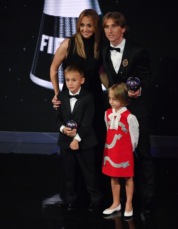 “Cầu thủ xuất sắc nhất của năm” trong lễ trao giải thưởng The Best FIFA Awards Football 2018 – chàng tiền vệ đội Croatia Luka Modric cùng với gia đình - Sputnik Việt Nam
