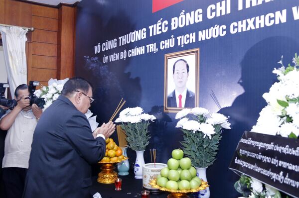 Tổng Bí thư, Chủ tịch nước Lào, đồng chí Bounnhang Vorachith dâng hương viếng Chủ tịch nước Trần Đại Quang - Sputnik Việt Nam