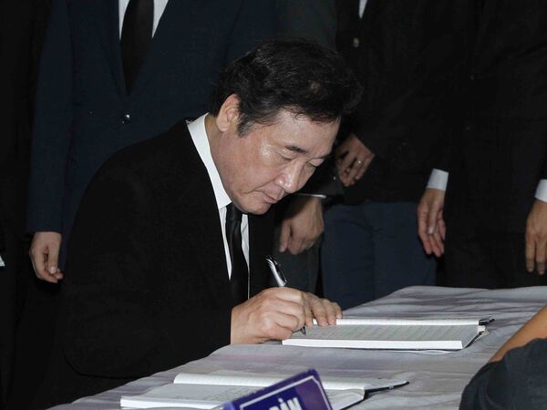 Thủ tướng Hàn Quốc Lee Nak-yeon viếng Chủ tịch nước Trần Đại Quang, chia buồn cùng tang quyến Chủ tịch và ghi sổ tang. - Sputnik Việt Nam