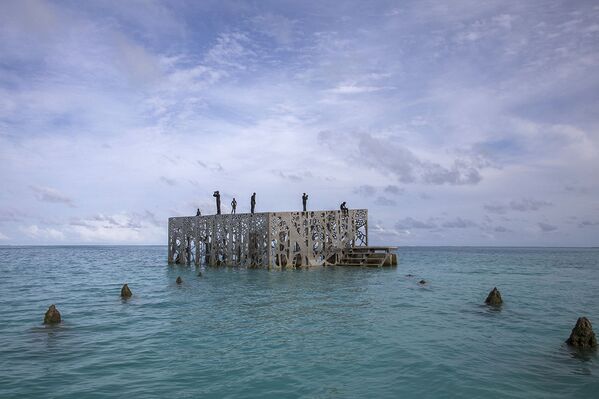 Nhóm tượng dưới nước của nghệ sĩ Jason de Kayres Taylor của bảo tàng Korallarium ở đảo Maldives. - Sputnik Việt Nam