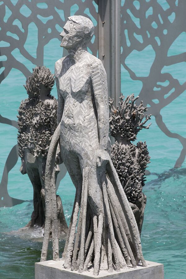 Nhóm tượng dưới nước của nghệ sĩ Jason de Kayres Taylor của bảo tàng Korallarium ở đảo Maldives. - Sputnik Việt Nam