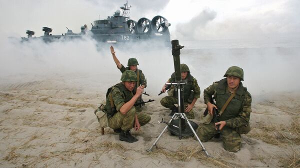 Pháo thủ súng cối trong thời gian tập luyện đổ bộ lính thủy từ tàu đệm khí Mordovia lên vùng bờ biển tự nhiên tại Baltiyskie để chuẩn bị cho cuộc tập trận Zapad 2009. - Sputnik Việt Nam