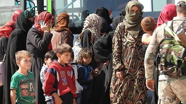 30 gia đình dân thường Syria đã có thể rời khỏi tỉnh Idlib hiện nằm trong vòng kiểm soát của bọn khủng bố. - Sputnik Việt Nam