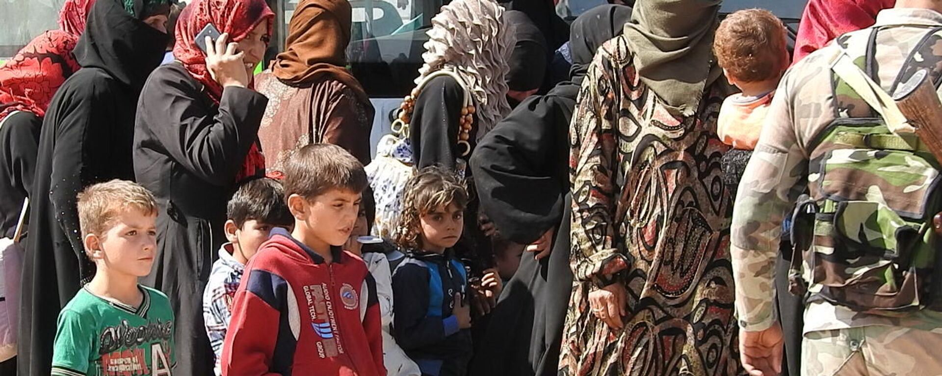 30 gia đình dân thường Syria đã có thể rời khỏi tỉnh Idlib hiện nằm trong vòng kiểm soát của bọn khủng bố. - Sputnik Việt Nam, 1920, 13.12.2021