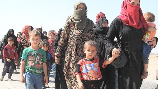 30 gia đình dân thường Syria đã có thể rời khỏi tỉnh Idlib hiện nằm trong vòng kiểm soát của bọn khủng bố. 30 gia đình dân thường Syria đã có thể rời khỏi tỉnh Idlib hiện nằm trong vòng kiểm soát của bọn khủng bố. - Sputnik Việt Nam