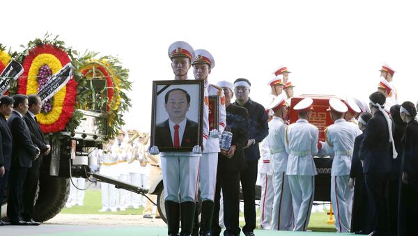 Đội tiêu binh rước di ảnh và chuyển linh cữu Chủ tịch nước Trần Đại Quang tại nơi an táng - xã Quang Thiện, huyện Kim Sơn, tỉnh Ninh Bình - Sputnik Việt Nam