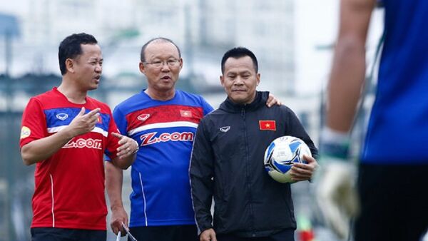Trợ lý ngôn ngữ Lê Huy Khoa (áo đỏ) có thời gian dài đồng hành cùng HLV Park Hang-seo và tuyển U23, tuyển quốc gia Việt Nam. - Sputnik Việt Nam