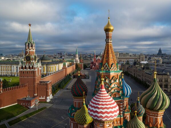 Mái vòm của Nhà thờ Thánh Basil được ban phước trên Quảng trường Đỏ ở Moskva - Sputnik Việt Nam