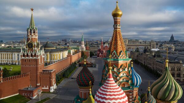 Mái vòm của Nhà thờ Thánh Basil được ban phước trên Quảng trường Đỏ ở Moskva - Sputnik Việt Nam