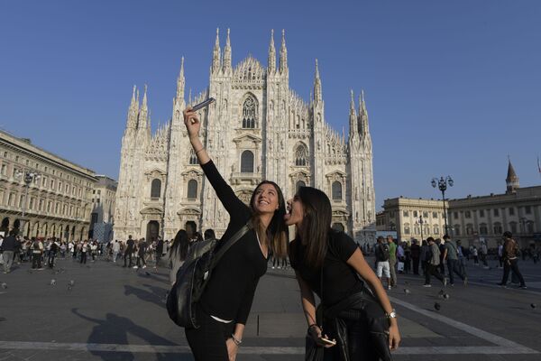 Khách du lịch chụp ảnh selfie  trước nhà thờ Duomo ở Milan - Sputnik Việt Nam