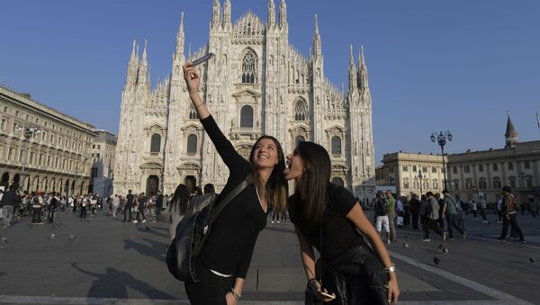 Khách du lịch chụp ảnh selfie  trước nhà thờ Duomo ở Milan - Sputnik Việt Nam
