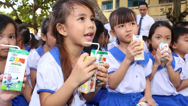 Vinamilk trao 76.500 ly sữa cho trẻ em tỉnh Vĩnh Long - Sputnik Việt Nam