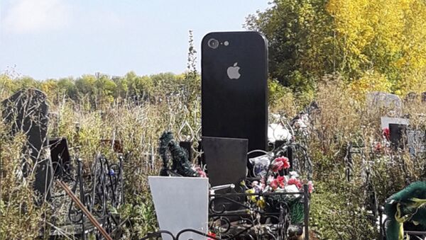 Bia thiết kế hình iPhone trong một nghĩa trang của Nga - Sputnik Việt Nam