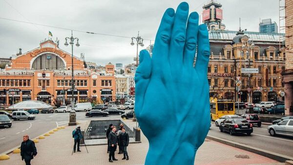 Một cánh tay lớn màu xanh xuất hiện ở Kiev, tại nơi trước kia là tượng đài Lenin - Sputnik Việt Nam