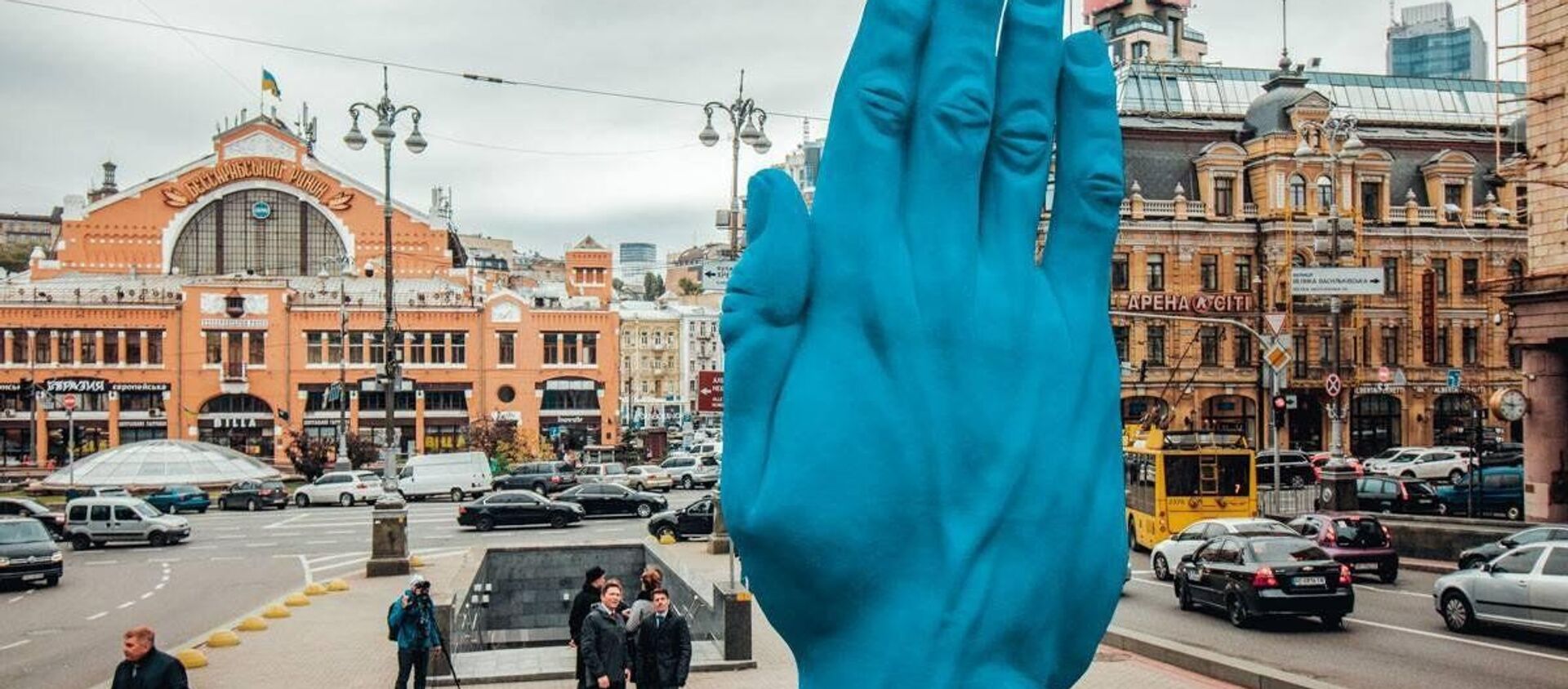 Một cánh tay lớn màu xanh xuất hiện ở Kiev, tại nơi trước kia là tượng đài Lenin - Sputnik Việt Nam, 1920, 27.09.2018