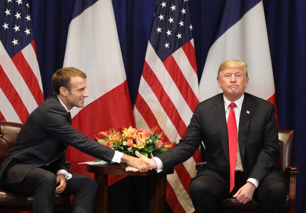 Tổng thống Pháp Emmanuel Macron bắt tay Tổng thống Mỹ Donald Trump trong cuộc gặp ở New York, Hoa Kỳ - Sputnik Việt Nam