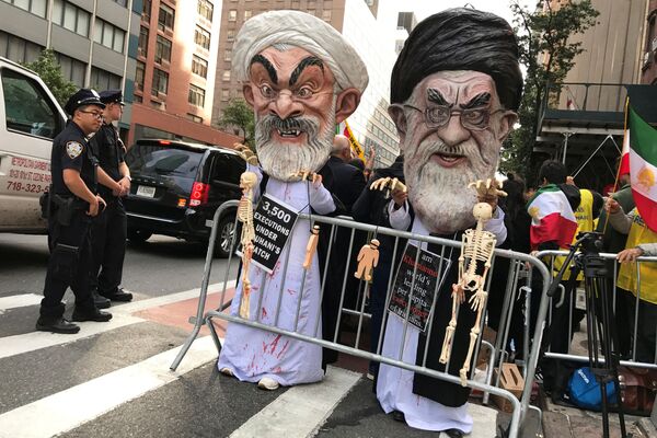 New York: Những người đeo mặt nạ Giáo chủ Ali Khamenei và Tổng thống Iran Hassan Ruhani biểu thị thái độ chống  chính sách của Iran - Sputnik Việt Nam