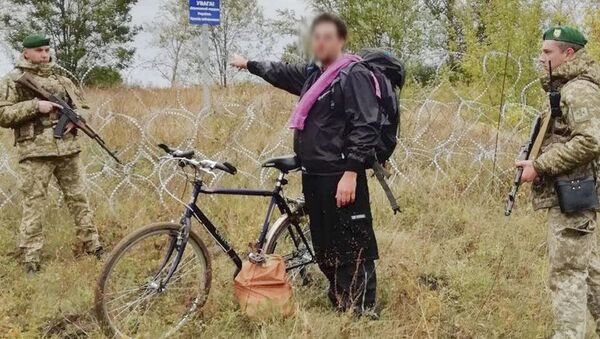Một người Mỹ cố gắng vượt biên giới Ukraina bằng xe đạp đến với người yêu ở Nga - Sputnik Việt Nam