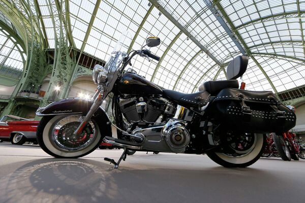 Một chiếc xe máy Harley-Davidson may mắn có chữ ký của Đức Giáo Hoàng Benedict XVI, và sau đó được Đức Giáo Hoàng Phanxicô tiếp nhận, được trưng bày tại cuộc đấu giá xe và xe hơi cổ điển của Bonhams Một chiếc xe máy Harley-Davidson may mắn có chữ ký của Đức Giáo Hoàng Benedict XVI, và sau đó được Đức Giáo Hoàng Phanxicô tiếp nhận, được trưng bày tại cuộc đấu giá xe và xe hơi cổ điển của Bonhams - Sputnik Việt Nam
