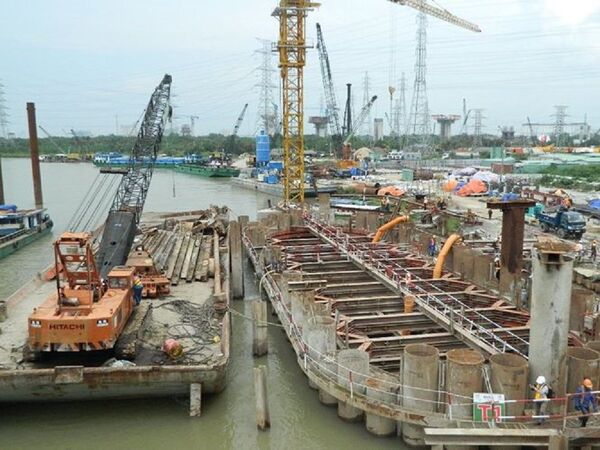Siêu dự án gần 10.000 tỷ đồng ngưng thi công nửa năm qua, hàng nghìn tỷ đồng sắt thép ngâm dưới nước đang dần bị hoen rỉ... Siêu dự án gần 10.000 tỷ đồng ngưng thi công nửa năm qua, hàng nghìn tỷ đồng sắt thép ngâm dưới nước đang dần bị hoen rỉ... - Sputnik Việt Nam