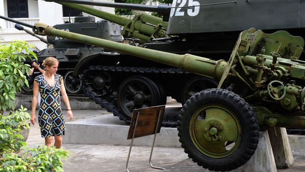 Du khách bên cạnh thiết bị quân sự của Liên Xô được sử dụng trong Chiến tranh Việt Nam tại Bảo tàng Lịch sử Quân sự Việt Nam - Sputnik Việt Nam