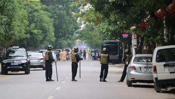Gần 100 cảnh sát được huy động phong tỏa khu vực đường Hồng Bàng, phường Lê Mao, thành phố Vinh (Nghệ An). - Sputnik Việt Nam