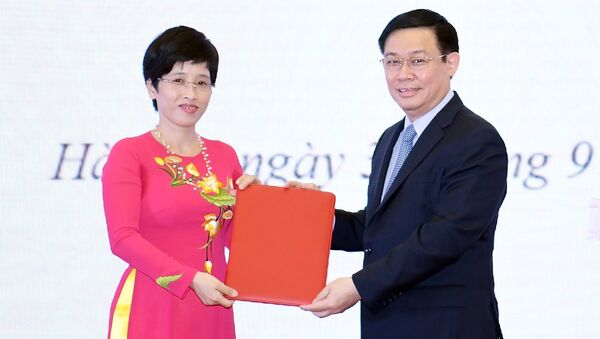 Phó Thủ tướng Vương Đình Huệ trao quyết định cho bà Nguyễn Thị Phú Hà - Sputnik Việt Nam