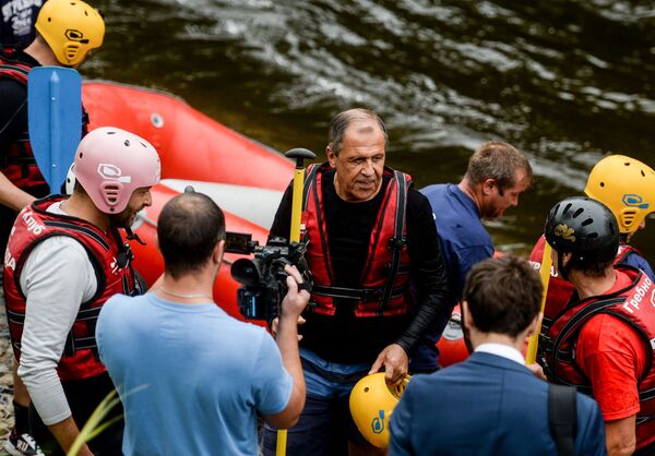 Ngoại trưởng Nga Sergei Lavrov trên chiếc thuyền raft ở tỉnh Novgorod - Sputnik Việt Nam