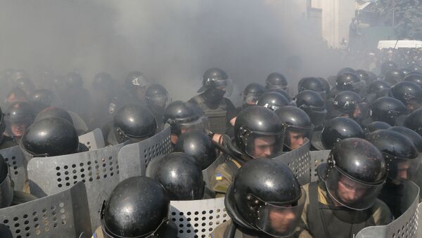 Khói từ tòa nhà Verkhovna Rada ở Kiev trong cuộc đụng độ giữa cảnh sát và người biểu tình - Sputnik Việt Nam