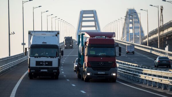 Hàng ngày hơn 2000 xe tải chạy qua cầu Crưm - Sputnik Việt Nam