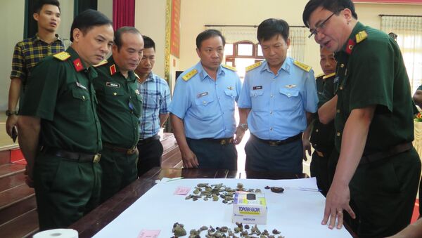 Lực lượng chức năng tìm hiểu các mẫu vật cất bốc được tại Bộ Chỉ huy Quân sự tỉnh Thái Nguyên. - Sputnik Việt Nam