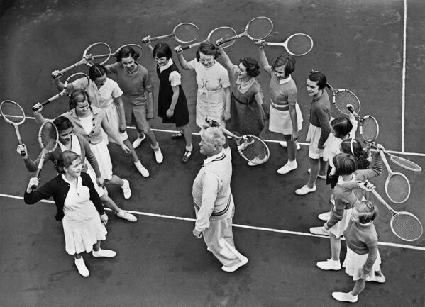 Nữ sinh trong giờ học quần vợt ở Anh, năm 1938 - Sputnik Việt Nam