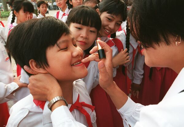 Giáo viên với các em thiếu niên tiền phong ở Việt Nam - Sputnik Việt Nam