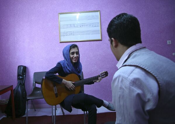 Cô gái Iran trong giờ học guitar - Sputnik Việt Nam