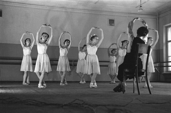 Giờ học trong lớp khiêu vũ của Trường múa ba lê Moskva tại Nhà hát Lớn (Bolshoi) của Liên Xô - Sputnik Việt Nam