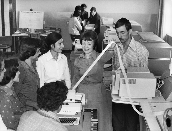 Sinh viên Afghanistan lắng nghe giáo viên tại trung tâm máy tính của Đại học Bách khoa Kabul, 1979 - Sputnik Việt Nam
