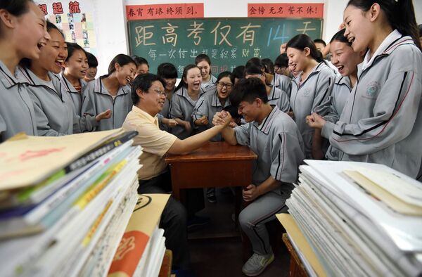 Giáo viên chơi arm wrestling với sinh viên trước kỳ thi vào đại học ở Trung Quốc - Sputnik Việt Nam