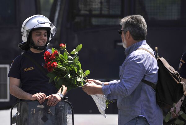 Giáo viên tham gia biểu tình tặng hoa hồng cho cảnh sát trong cuộc biểu tình tại Quốc hội ở trung tâm Athens, Hy Lạp - Sputnik Việt Nam