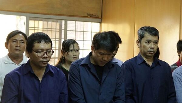 Cựu CSGT Nguyễn Cảnh Chân (đứng giữa, hàng đầu) tại tòa sáng nay. - Sputnik Việt Nam