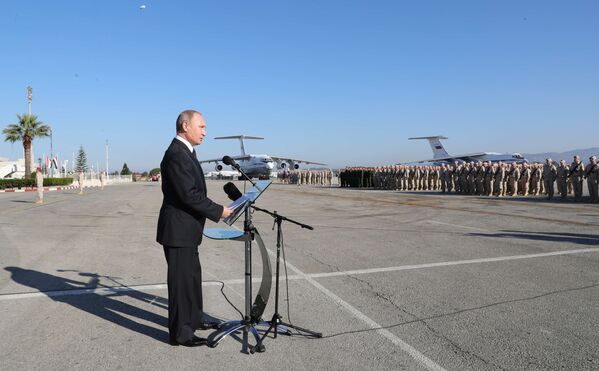 Tổng thống Nga Vladimir Putin thăm căn cứ không quân Khmeimim ở Syria - Sputnik Việt Nam