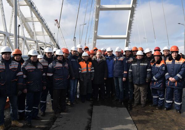 Tổng thống Vladimir Putin cùng các nhà xây dựng kiểm tra cầu Crưm qua eo biển Kerch - Sputnik Việt Nam