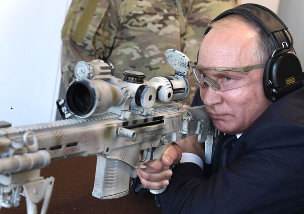 Tổng thống Nga Vladimir Putin thử súng trường bắn tỉa Chukavin khi đến thăm trung tâm bắn súng của Tập đoàn Kalashnikov trong công viên quân sự Patriot. - Sputnik Việt Nam
