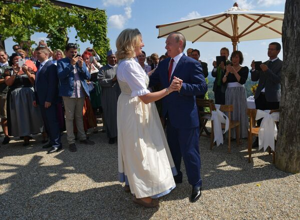 Tổng thống Nga Vladimir Putin khiêu vũ với Ngoại trưởng Áo Karin Kneissl tại đám cưới của bà với nhà tài chính Wolfgang Meilinger - Sputnik Việt Nam