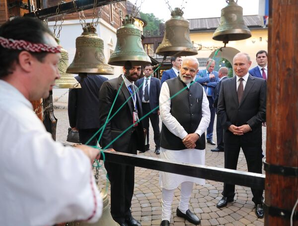 Tổng thống Vladimir Putin và Thủ tướng Ấn Độ Narendra Modi thăm trung tâm văn hóa và dân tộc học “Nước Nga của tôi” - Sputnik Việt Nam