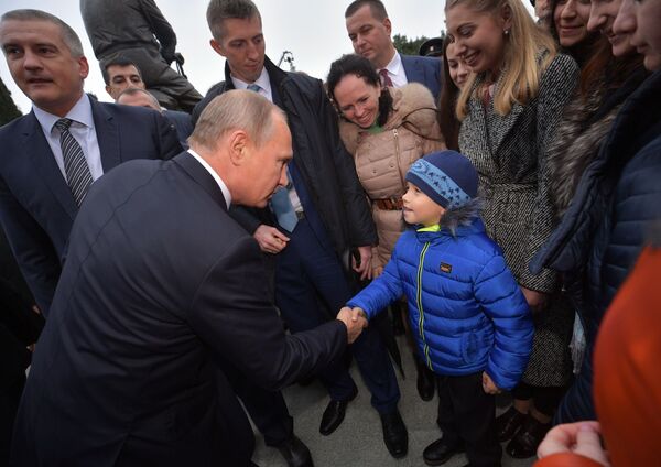 Tổng thống Nga Vladimir Putin nói chuyện với người dân địa phương ở Yalta - Sputnik Việt Nam