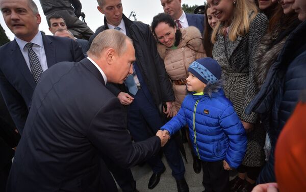 Tổng thống Nga Vladimir Putin nói chuyện với người dân địa phương ở Yalta - Sputnik Việt Nam