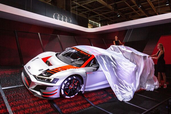 Giới thiệu mẫu xe Audi Sport mới tại lễ khai mạc triển lãm ô tô quốc tế Paris Motor Show - Sputnik Việt Nam