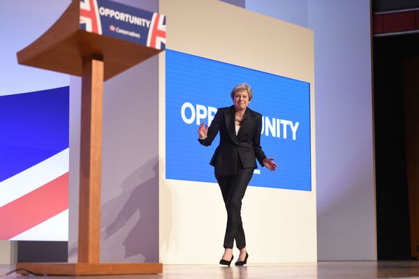 Thủ tướng Anh Theresa May nhảy múa tại buổi họp báo của Đảng Bảo thủ năm 2018 tại Birmingham - Sputnik Việt Nam