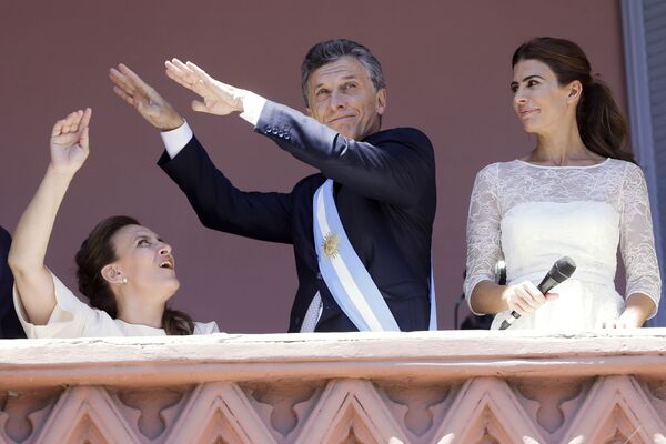 Tổng thống Argentina Mauricio Macri nhảy múa trước những người ủng hộ trong nhà chính phủ, Buenos Aires, Argentina - Sputnik Việt Nam